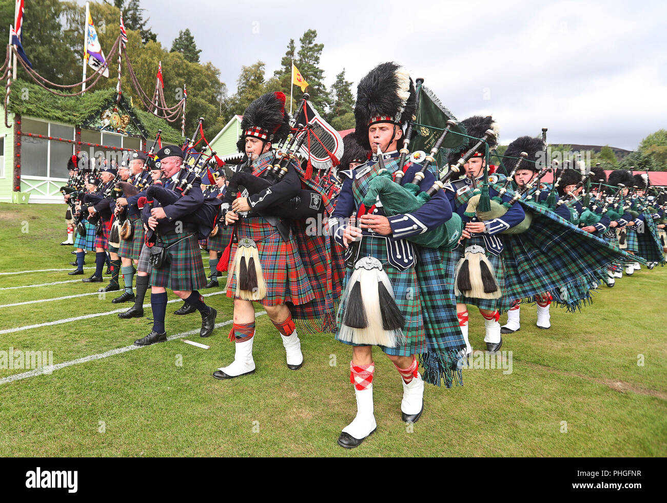 Les corps de cornemuses au cours de la Royal Highland Braemar rassemblement à la Princesse Royale et le duc de Fife, du parc de Braemar. Le rassemblement a été exécuté dans sa forme actuelle depuis 1832. Banque D'Images