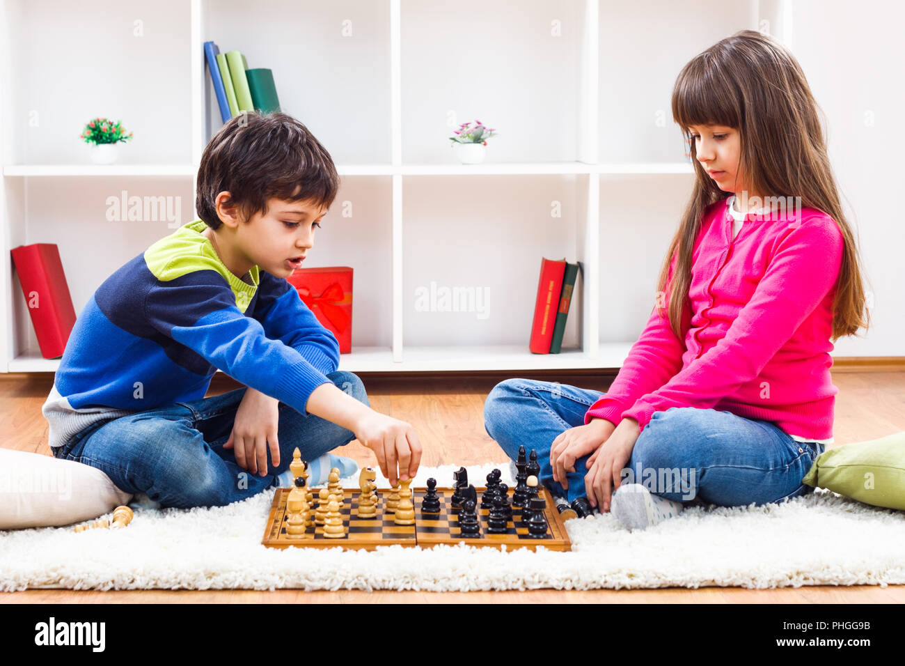 Enfants jouant aux échecs Banque D'Images