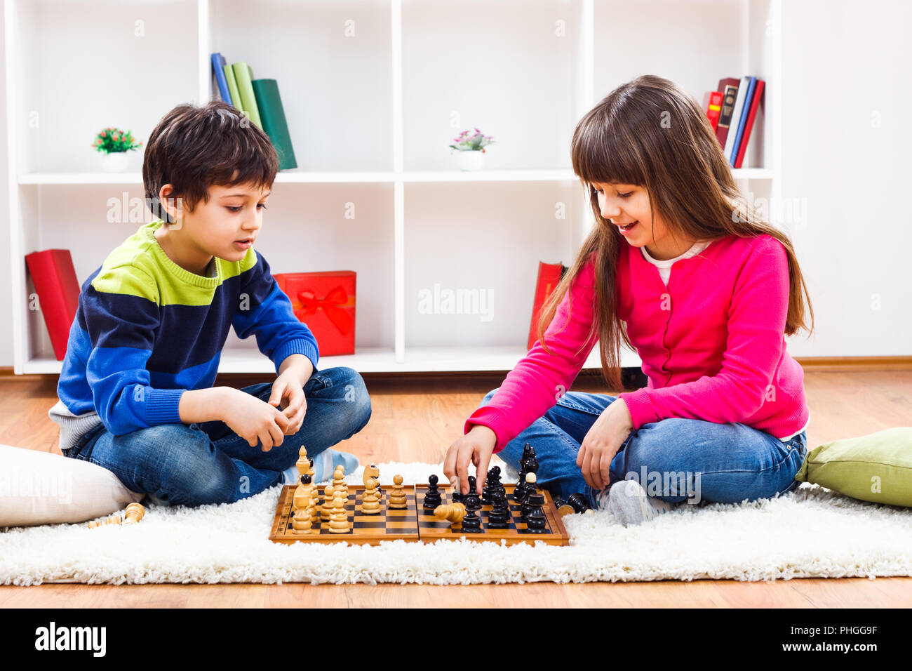 Enfants jouant aux échecs Banque D'Images