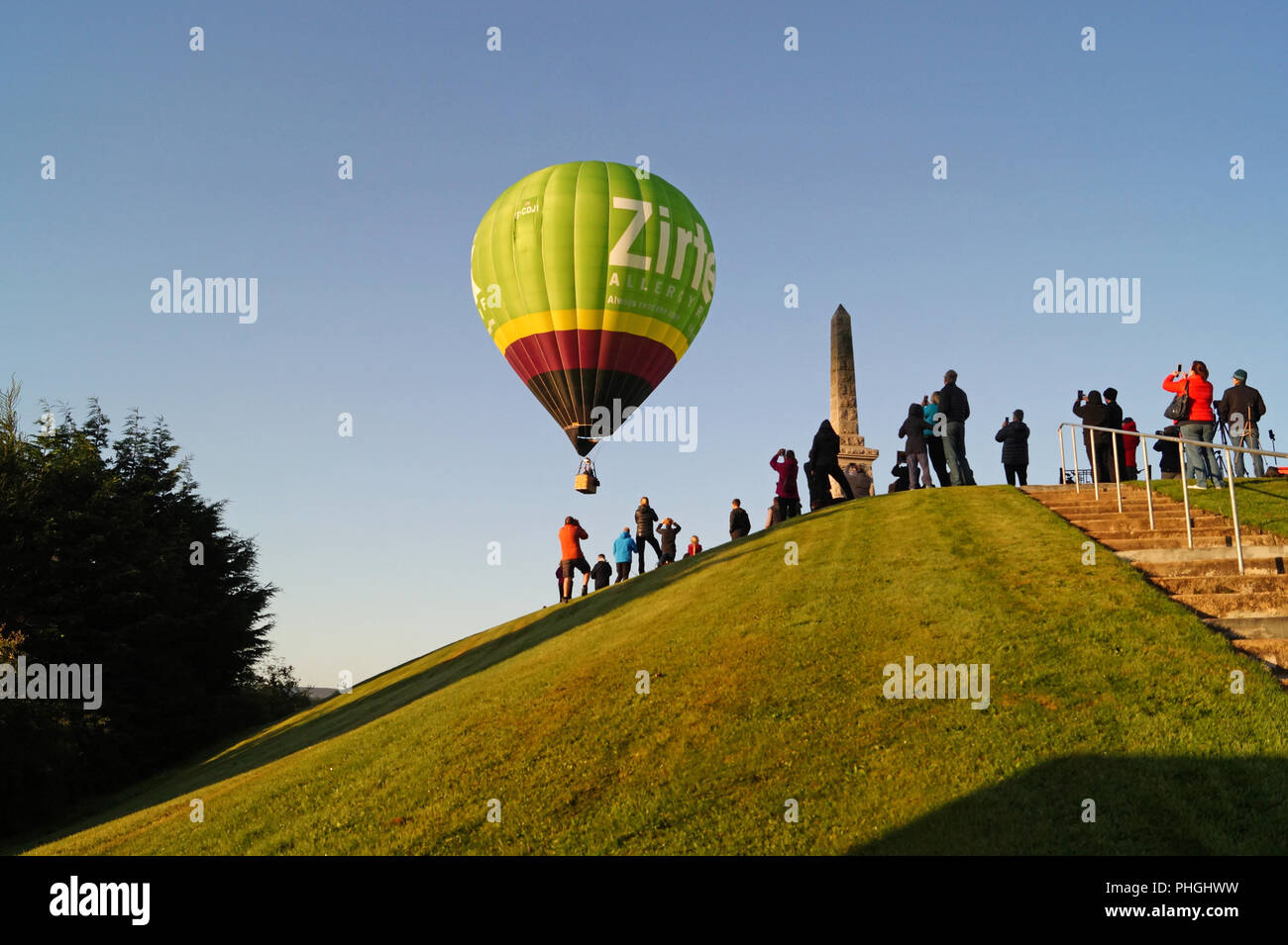 Festival de Montgolfières de Strathaven 2018 - petite ville de divertissement, ballons colorés, les gens sur une colline regardant les ballons montent haut et loin Banque D'Images