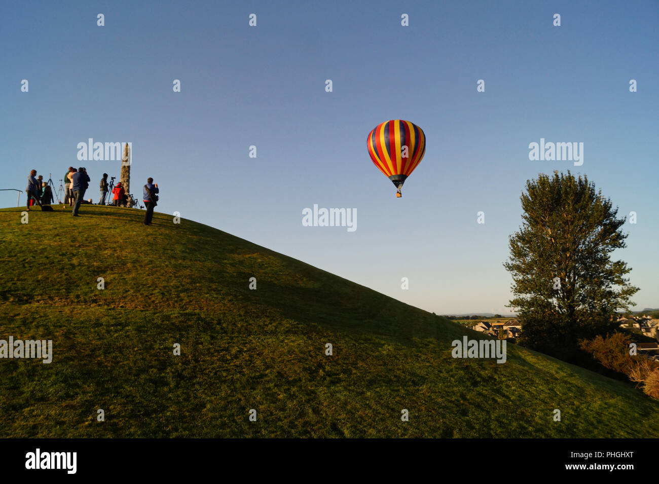 Festival de Montgolfières de Strathaven 2018 - petite ville de divertissement, ballons colorés, les gens sur une colline regardant les ballons montent haut et loin Banque D'Images