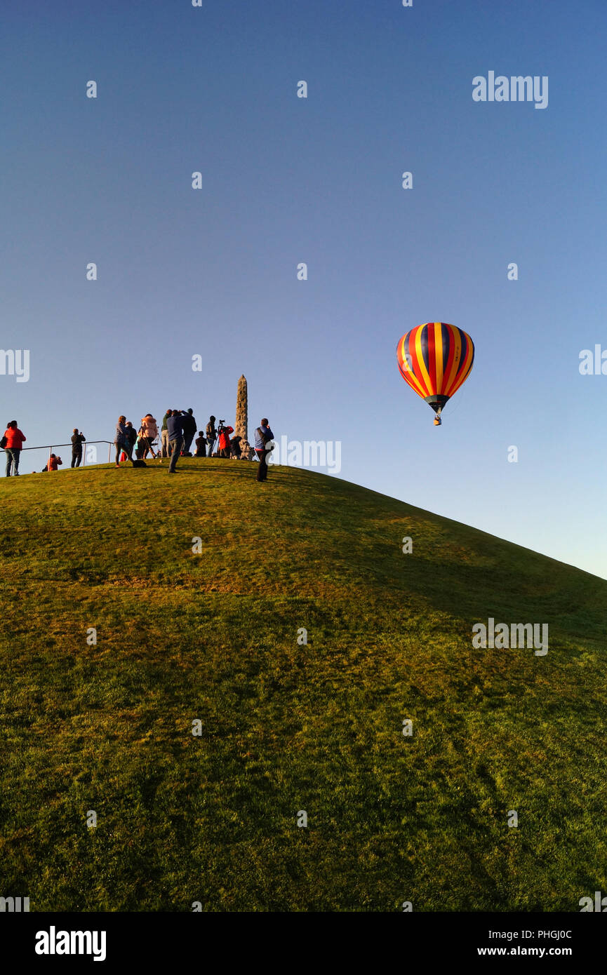Festival de Montgolfières de Strathaven 2018 - petite ville de divertissement, ballons colorés, les gens sur une colline regardant les ballons montent haut et loin Banque D'Images