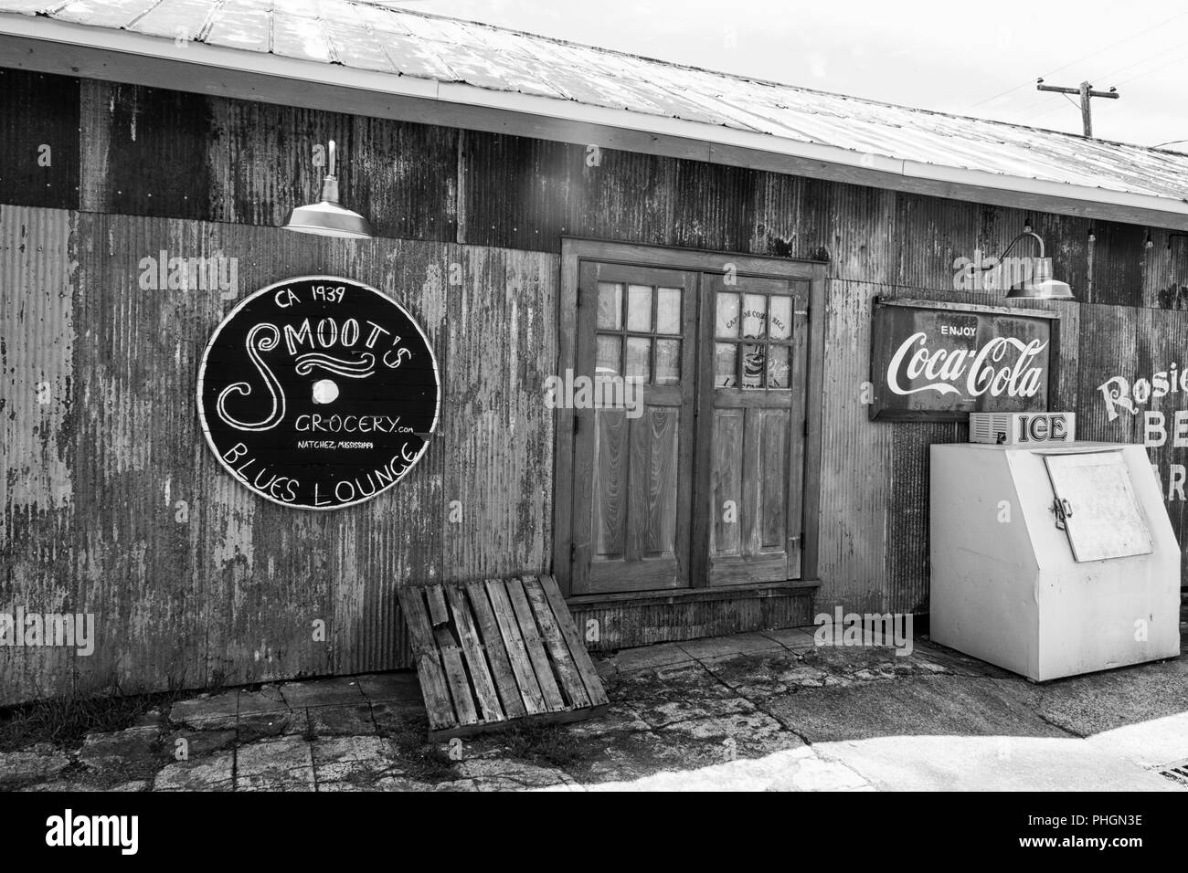 Store front avec signes de boissons gazeuses de Natchez, Mississippi. En noir et blanc Banque D'Images