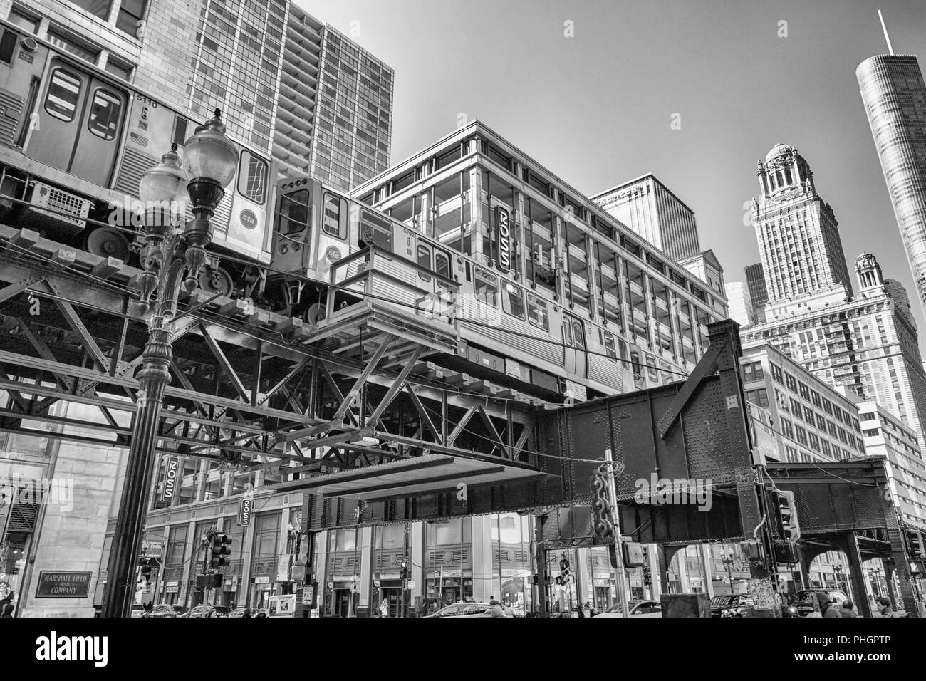 La voie surélevée la boucle courant le long street à Chicago, USA Banque D'Images