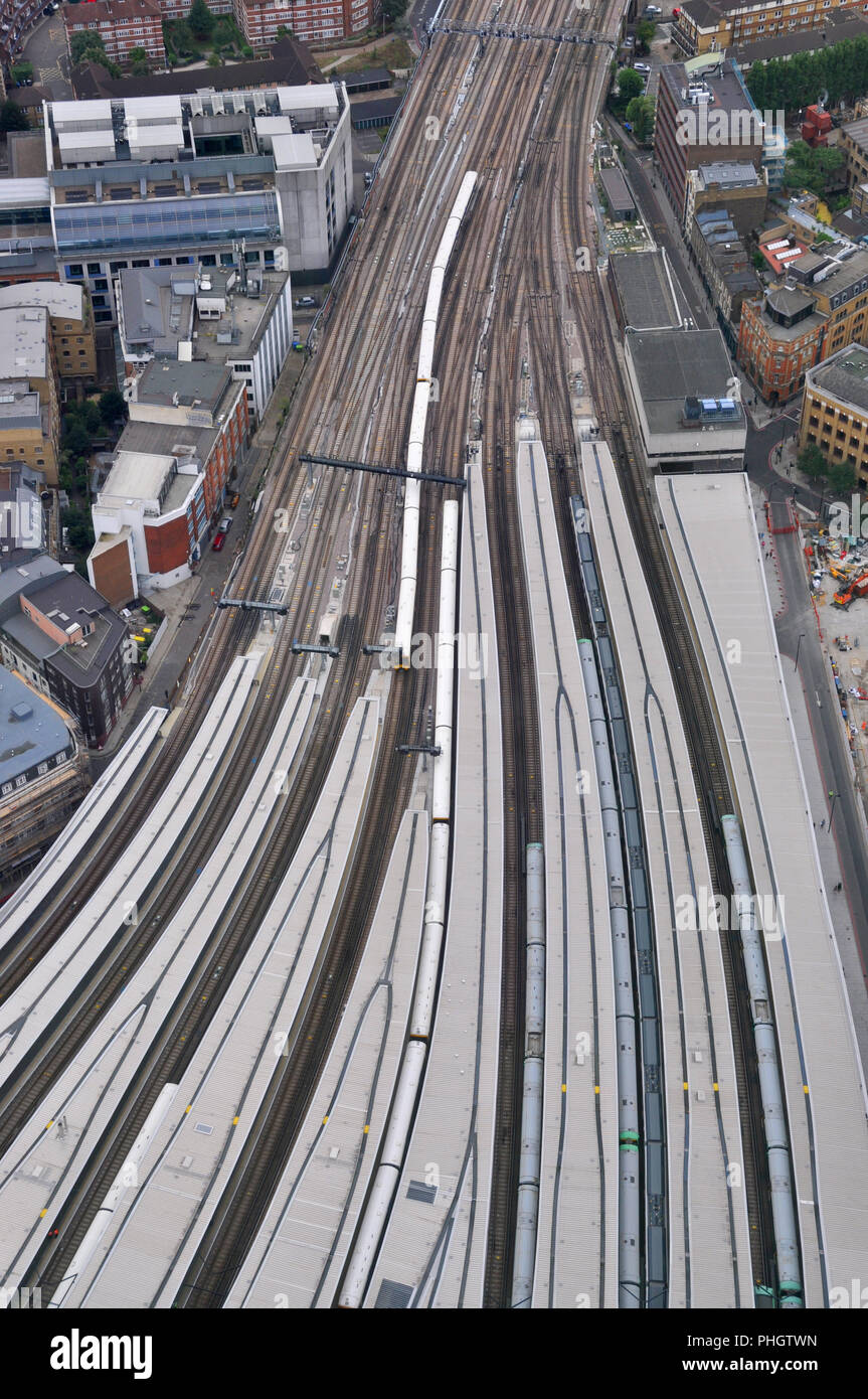 Les lignes de train à partir de la station London Bridge, vu de la tesson Banque D'Images