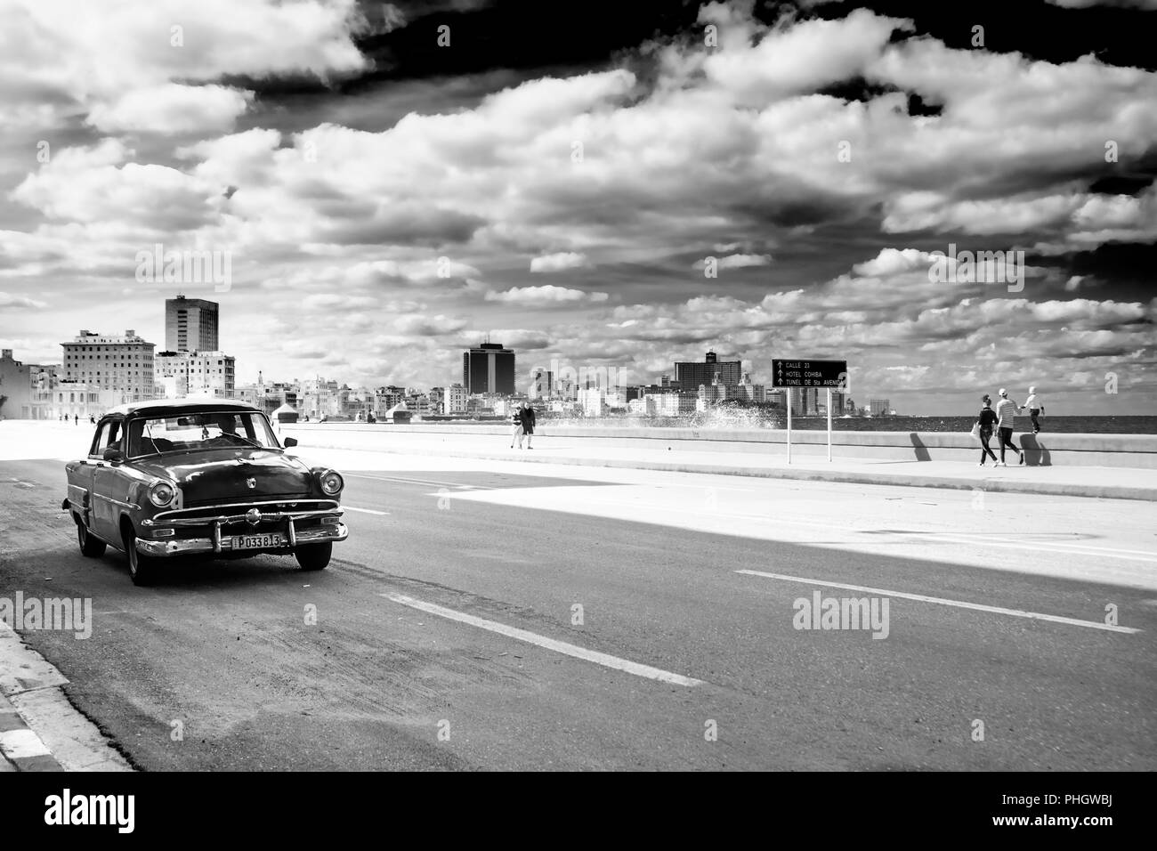 La Havane, Cuba - 11 décembre 2017 : Vieille voiture classique qui traverse le Malecon de La Havane Banque D'Images