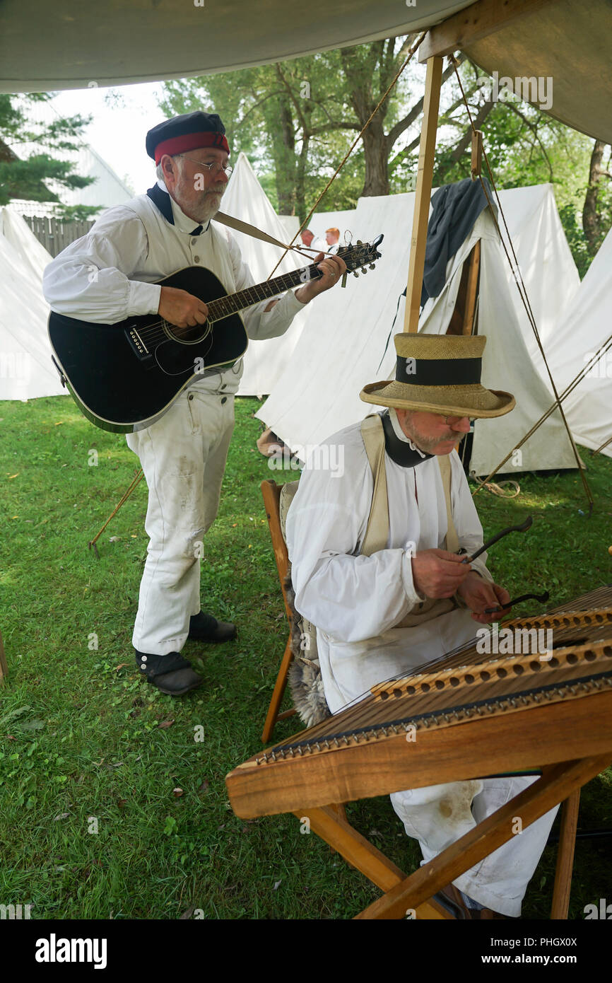 Dulcimer des musiciens militaires britanniques,Royal,Nancy,Campement militaire américaine avec reenactors avec Pirates,Voyageurs et Royal Navy Banque D'Images