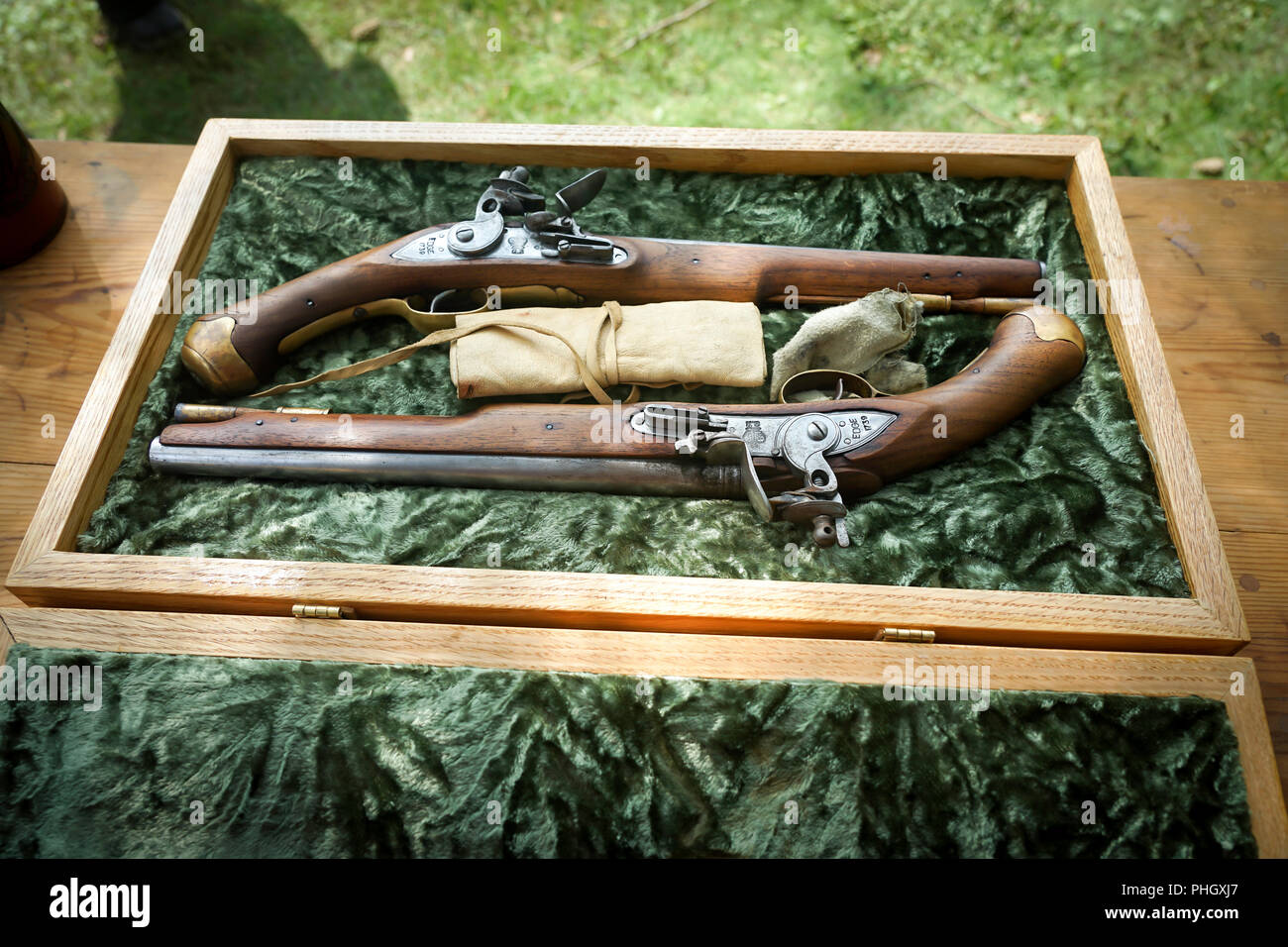 Ensemble de deux pistolets de duel militaire britannique,Royal,Nancy,Campement militaire américaine avec reenactors avec Pirates,Voyageurs et Royal Navy Banque D'Images
