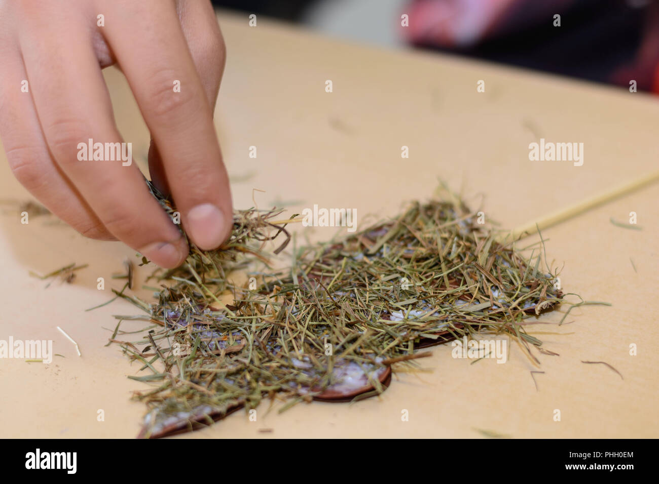 Lapin de Pâques décoratifs ornés de hay - libre Banque D'Images