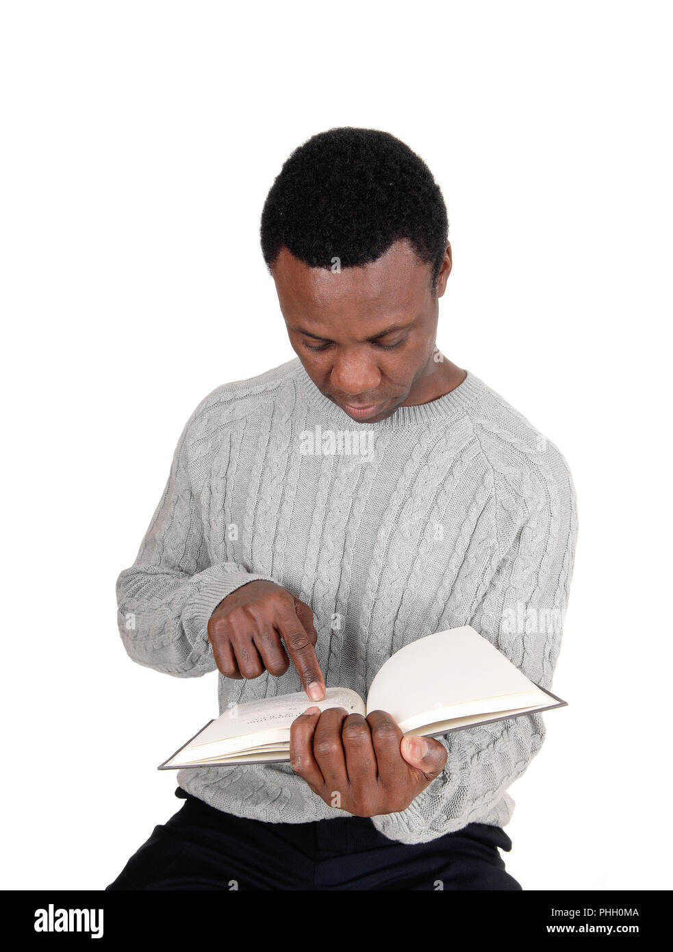 Homme africain en train de lire son livre Banque D'Images