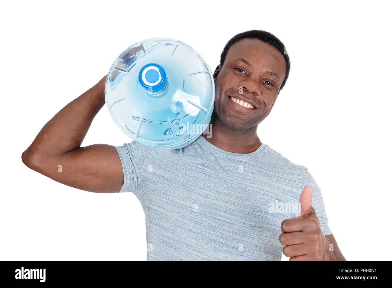 Smiling African man fournissant de l'eau fraîche Banque D'Images