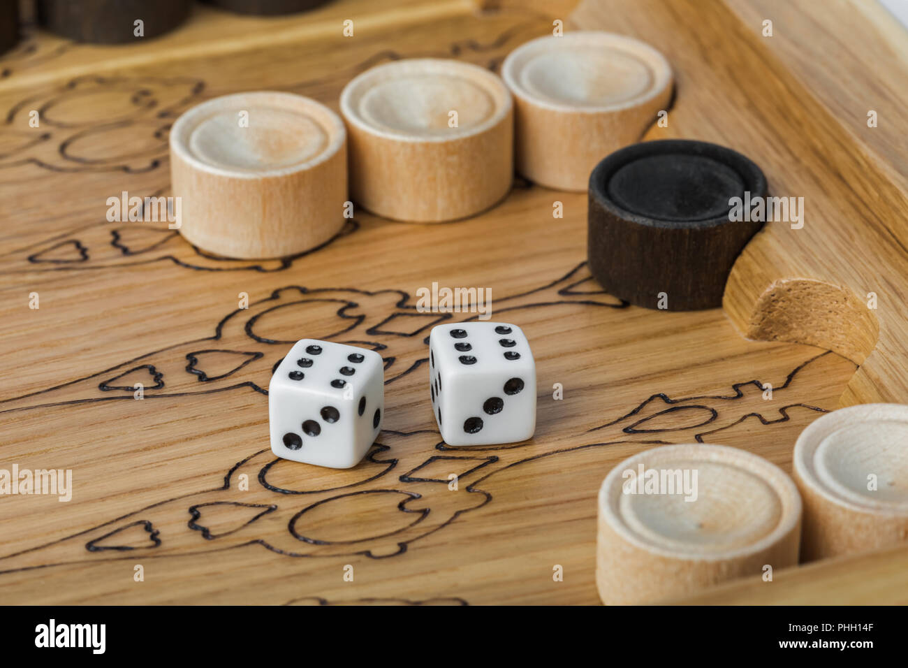 Jeu de backgammon et dés Banque D'Images