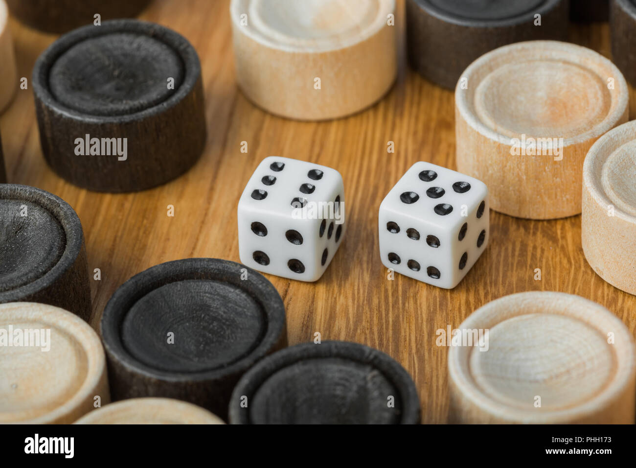 Jeu de backgammon et dés Banque D'Images