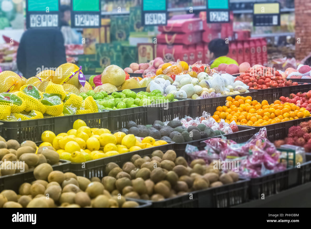 Variété de fruits au supermarché Banque D'Images