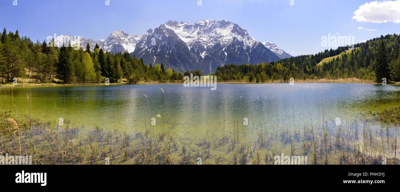 Paysage panoramique avec des Karwendel en miroir dans lake Banque D'Images