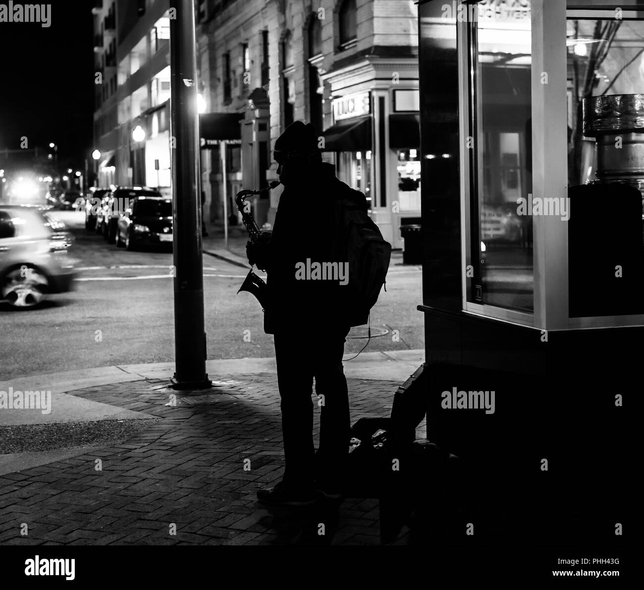 Silhouette d'un saxophoniste sur arts de la rue Granby à Norfolk en Virginie dans la nuit Banque D'Images