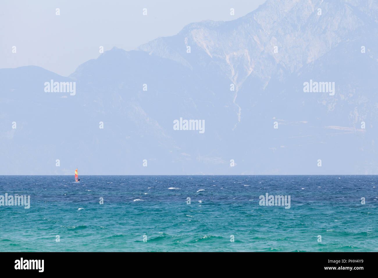 Vue imprenable sur la Montagne Athos vu de péninsule Sithonia avec voilier, Halkidiki, Grèce Banque D'Images