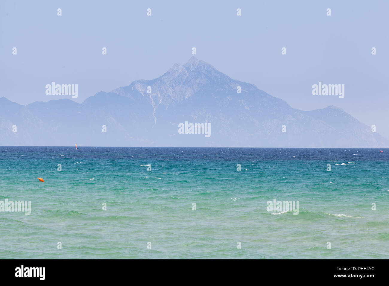 Vue imprenable sur la Montagne Athos vu de péninsule Sithonia avec voilier, Halkidiki, Grèce Banque D'Images