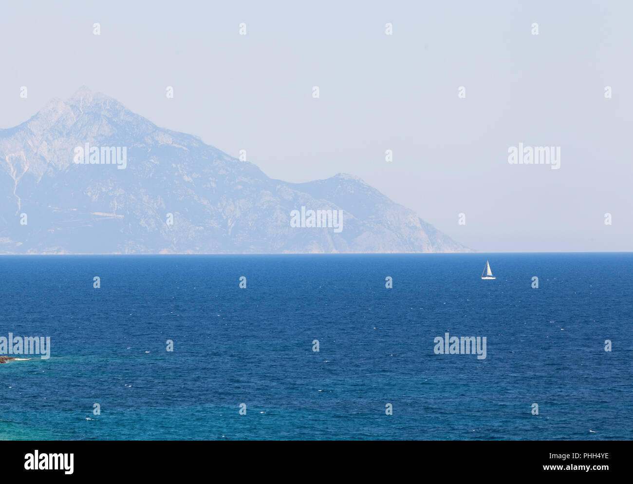 Vue imprenable sur la Montagne Athos vu de péninsule Sithonia avec voilier, Halkidiki, Grèce Banque D'Images