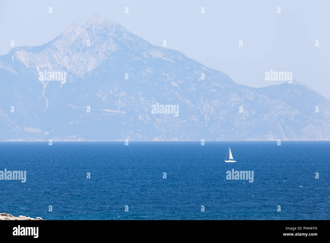 Vue imprenable sur la Montagne Athos vu de péninsule Sithonia avec voilier, Halkidiki, Grèce Banque D'Images