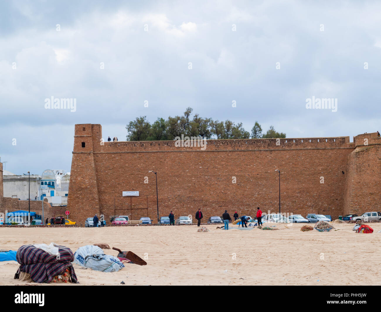 Hammamet-Tunisie-plage de la ville avec les gens et les bateaux à l'automne Banque D'Images