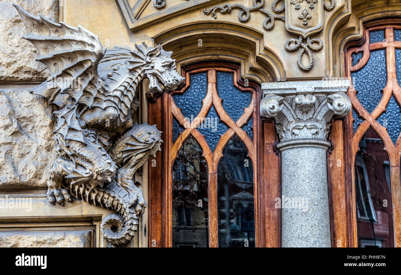 TURIN, ITALIE - Dragon sur la façade du palais de la Victoire Banque D'Images
