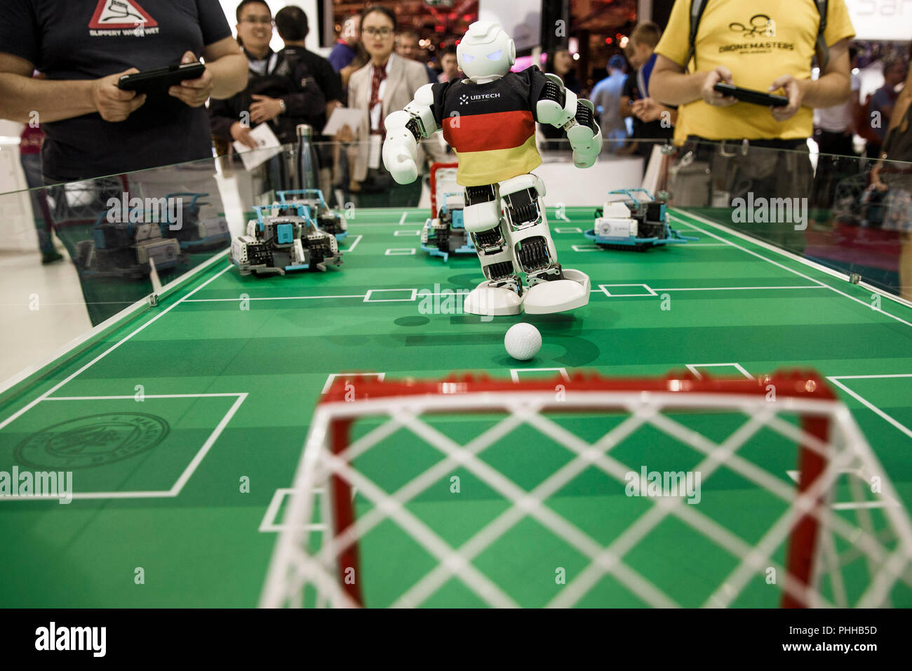 01.09.2018, Berlin : un robot tire une balle à un objectif sur le stand de l'exposant à la foire commerciale UBTECH pour l'électronique grand public et des appareils électroménagers, l'IFA. Le CDI est ouvert au public jusqu'au 5 septembre 2018. Photo : Carsten Koall/dpa Banque D'Images