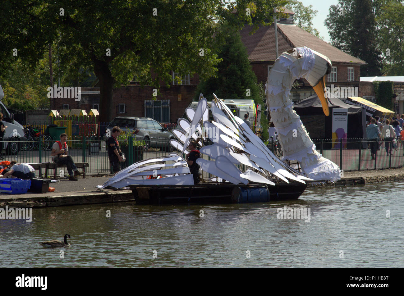 Manchester, UK. 1 Septembre, 2018. Le premier Festival de Manchester en Platt Fields Park. Annoncé comme "un événement d'une journée mettant en valeur tout ce qui fait la diversité de notre ville comme un lieu où il fait bon vivre, travailler et jouer." swan géant en préparation pour le soir. Credit : Terry Waller Alamy Live News Banque D'Images