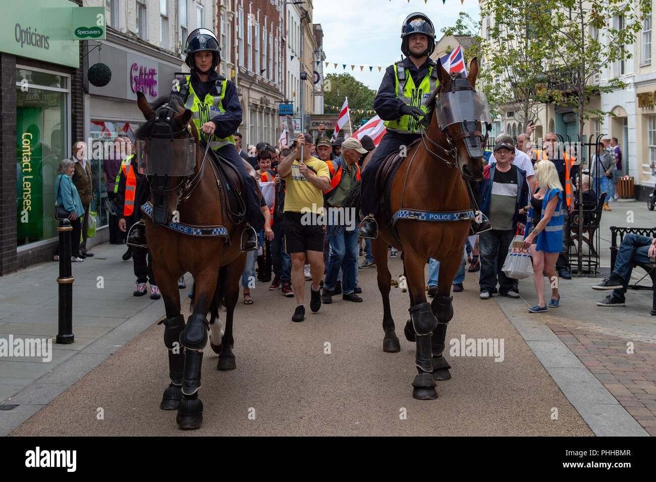Worcester, Royaume-Uni. 1er septembre 2018. La Ligue de défense anglaise (EDL) a organisé une manifestation nationale dans les Midlands de l'Ouest ville de Worcester, environ 200 personnes ont assisté. Une contre-manifestation a eu lieu une courte distance avec environ 500 personnes. Sur la photo : des partisans de l'EDL dans le centre-ville de Worcester. Crédit : Peter Manning/Alamy Live News Banque D'Images