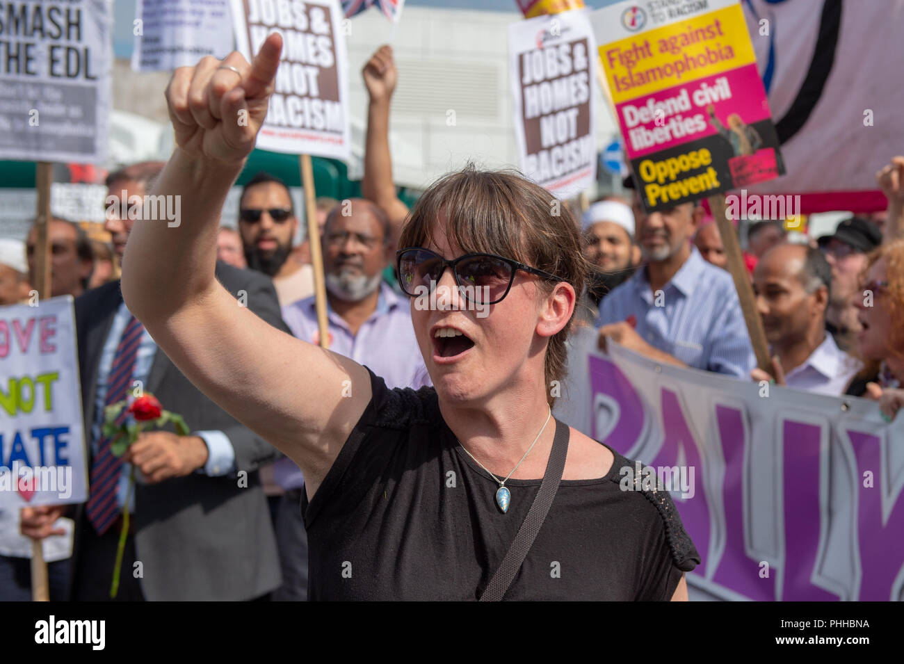 Worcester, Royaume-Uni. 1er septembre 2018. La Ligue de défense anglaise (EDL) a organisé une manifestation nationale dans les Midlands de l'Ouest ville de Worcester, environ 200 personnes ont assisté. Une contre-manifestation a eu lieu une courte distance avec environ 500 personnes. Sur la photo : des contre-manifestants dans le centre-ville de Worcester Crédit : Peter Manning/Alamy Live News Banque D'Images