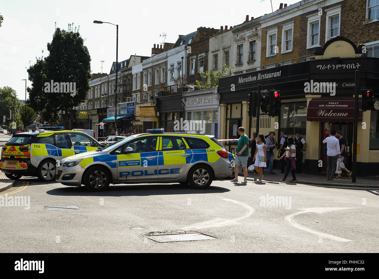 Islington. Le nord de Londres. UK 1 Sept 2108 - scène de crime sur Caledonian Road, au nord de Londres. Des cordons de police sur la région sur Caledonian Road à Islington, où un homme a été arrêté après qu'une jeune femme a été poignardé dans une rue animée au cours d'une attaque de jour. La victime, dans la vingtaine, est soupçonné d'avoir été poignardé dans la poitrine lors de l'incident dans le nord de Londres. Credit : Dinendra Haria/Alamy Live News Banque D'Images