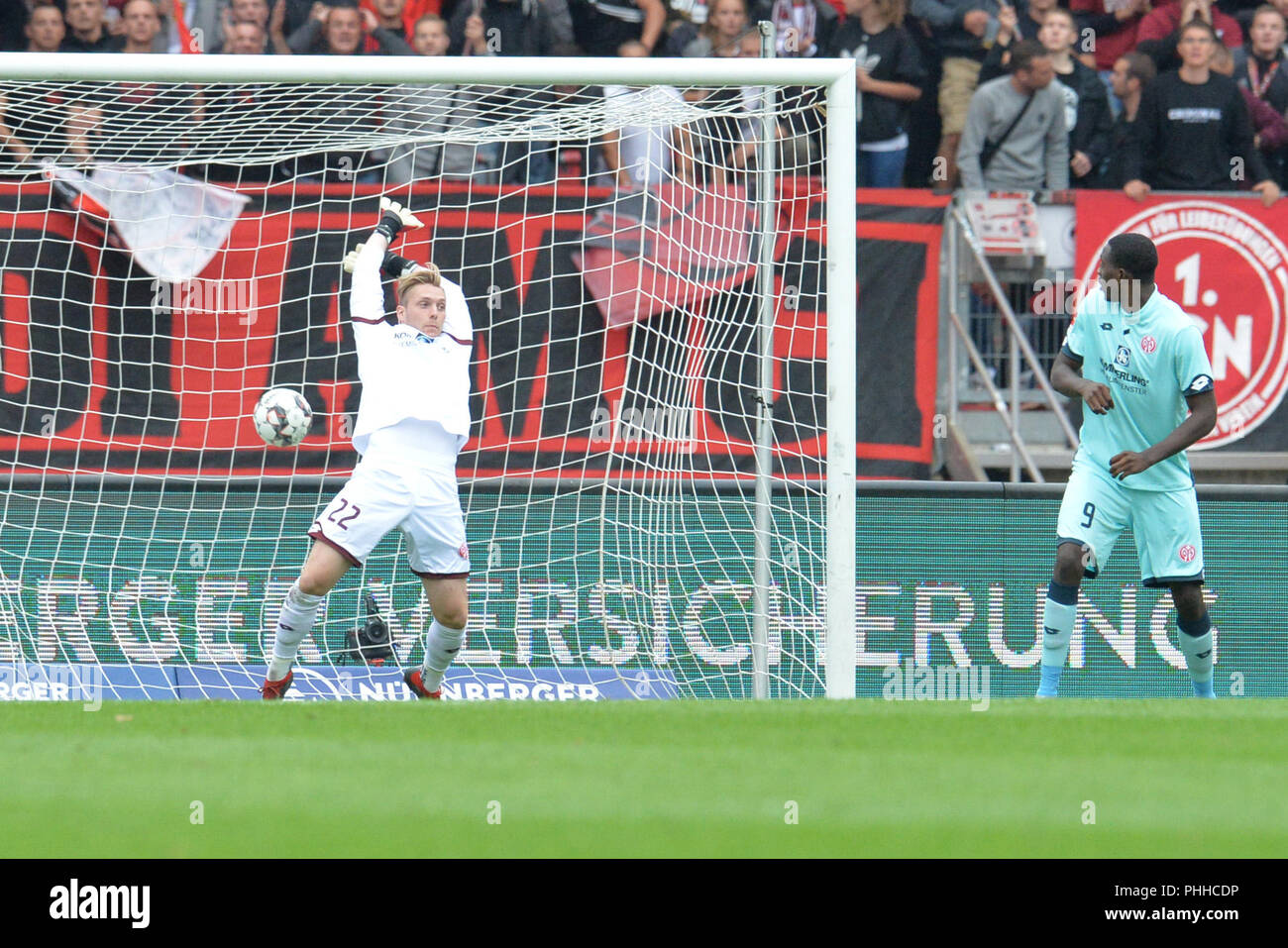 01.09.2018, la Bavière, Nuremberg : Football : 1ère ligue, 2ème journée, 1er FC Nuremberg - FSV Mainz 05 à Max Morlock Stade : Mainz gardien Florian Müller (l) s'empare de la balle à côté de la photo le 1 janvier. Photo : Timm Schamberger/DPA - WICHTIGER HINWEIS : gemäß den Vorgaben der DFL Deutsche Fußball Liga es ist untersagt, en dem Stadion und/oder vom Spiel von angefertigte Sequenzbildern Fotoaufnahmen en forme und/oder videoähnlichen Fotostrecken zu verwalten und verkaufen zu lassen.. Banque D'Images