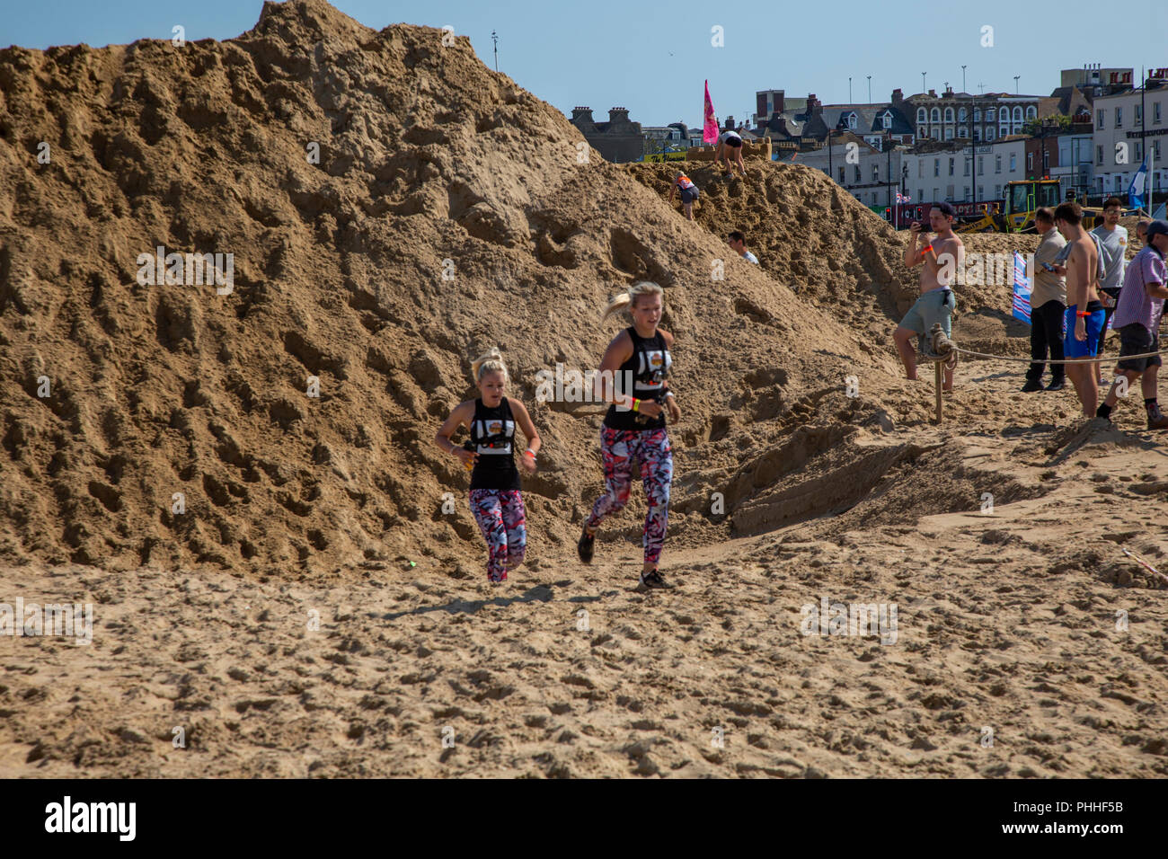 Margate, Kent, UK. 1er septembre 2018. Red Bull a apporté "sables mouvants" de la ville côtière de Margate. Un cours d'endurance sur le sable doré avec des châteaux, des collines, des tranchées et des rouleaux pour tester les concurrents à l'épuisement. Comment dur peut être un kilomètre ? Credit : ernie Jordanie/Alamy Live News Banque D'Images