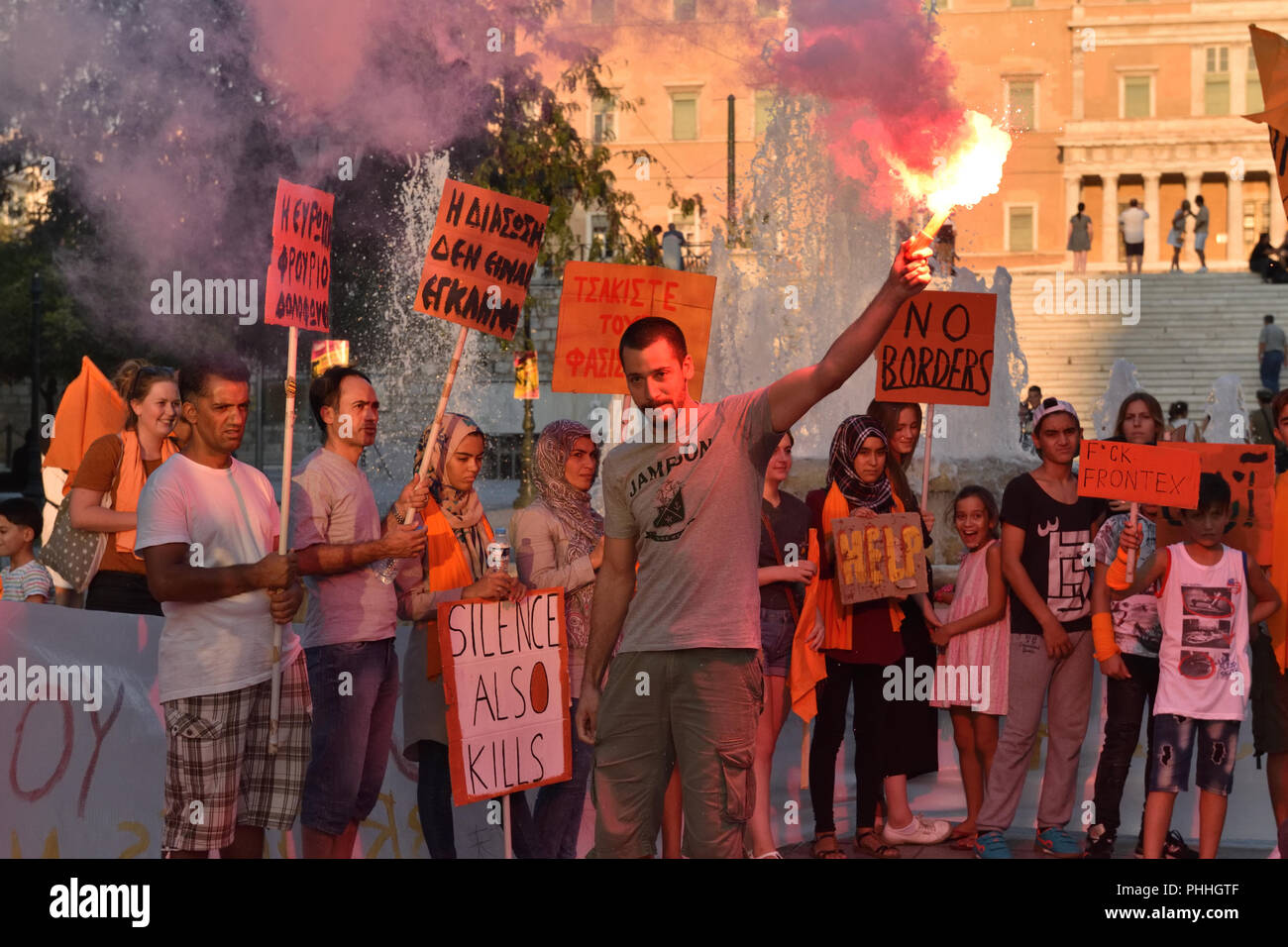 Athènes, Grèce. 1er sept 2018. Les manifestants dénoncent la criminalisation de l'opérations de sauvetage en mer des réfugiés à Athènes, Grèce. Crédit : Nicolas Koutsokostas/Alamy Live News. Banque D'Images