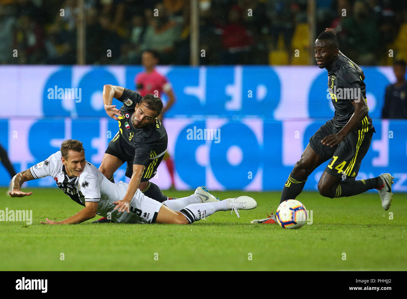 Stadio Ennio Tardini, Parme, Italie. Du 1er septembre 2018. Serie A football, Parme et la Juventus ; Code Pjanic de Juventus et Leo Stulac de Parme défi pour la balle : Action Crédit Plus Sport/Alamy Live News Banque D'Images