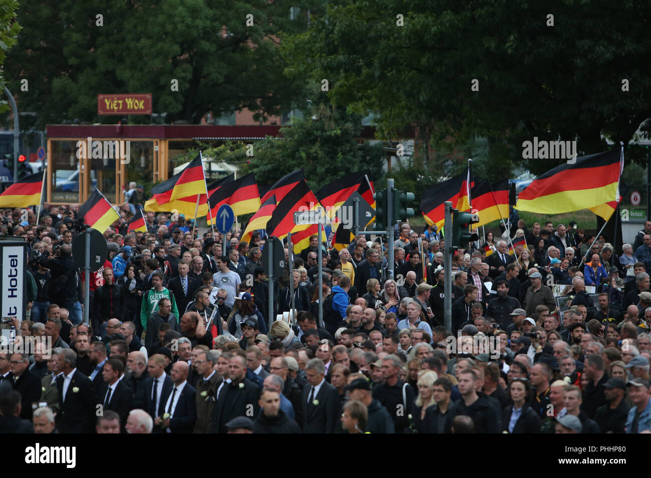 Chemnitz, Allemagne. Du 1er septembre 2018. Les manifestants d'extrême droite, assister à la démonstration à Chemnitz, Allemagne de l'Est, le 1er septembre 2018. Autour de 8 000 personnes sont descendues dans les rues en allemand ville Chemnitz le samedi, y compris les partisans du parti de droite l'AfD et les initiatives xénophobes, et les gens qui protestent contre la xénophobie, l'agence de presse allemande (DPA) ont été déclarés. Crédit : Kevin Voigt/Xinhua/Alamy Live News Banque D'Images