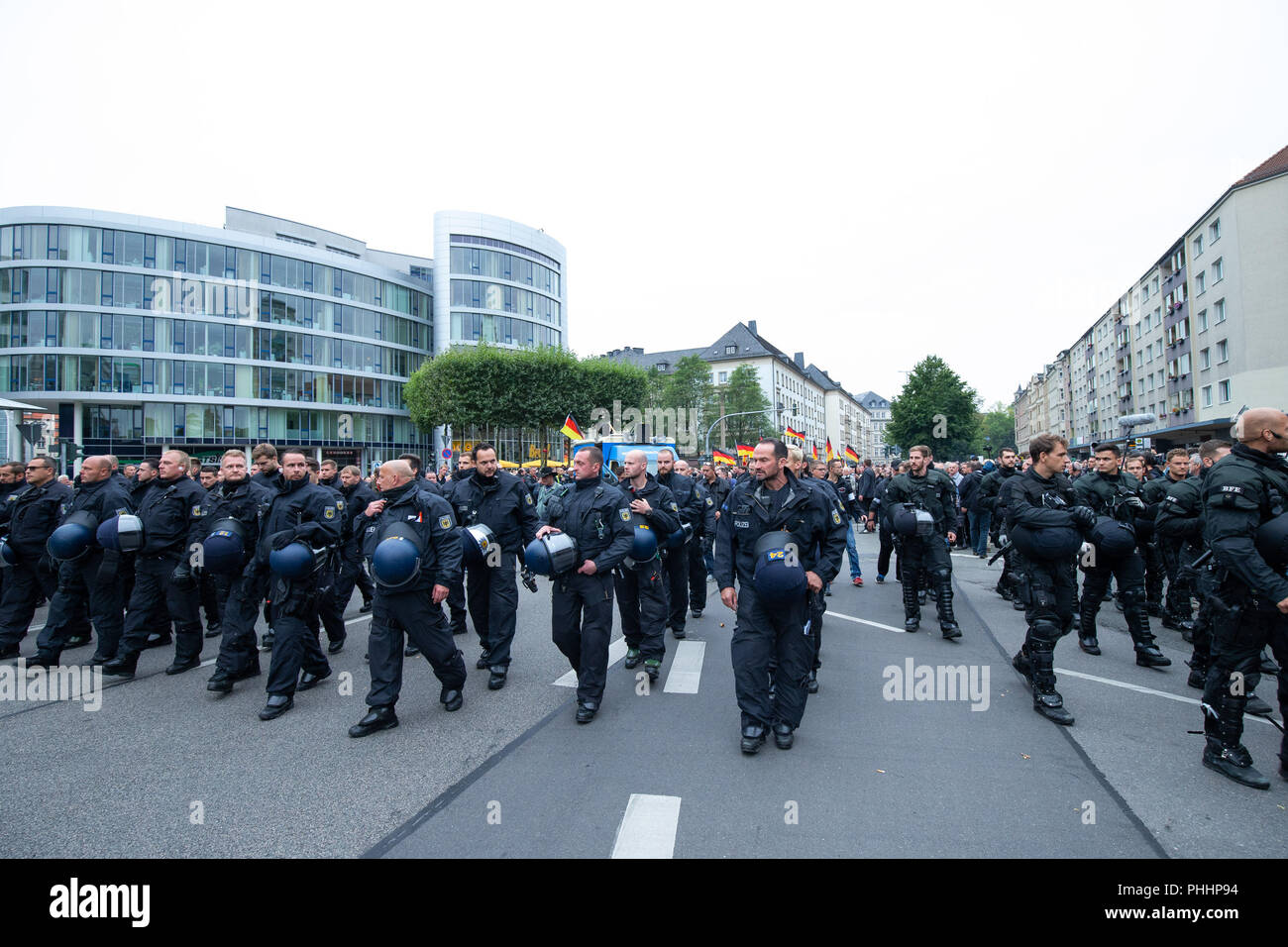 Chemnitz, Allemagne. Du 1er septembre 2018. Garde des policiers le site d'une manifestation à Chemnitz, Allemagne de l'Est, le 1er septembre 2018. Autour de 8 000 personnes sont descendues dans les rues en allemand ville Chemnitz le samedi, y compris les partisans du parti de droite l'AfD et les initiatives xénophobes, et les gens qui protestent contre la xénophobie, l'agence de presse allemande (DPA) ont été déclarés. Crédit : Kevin Voigt/Xinhua/Alamy Live News Banque D'Images