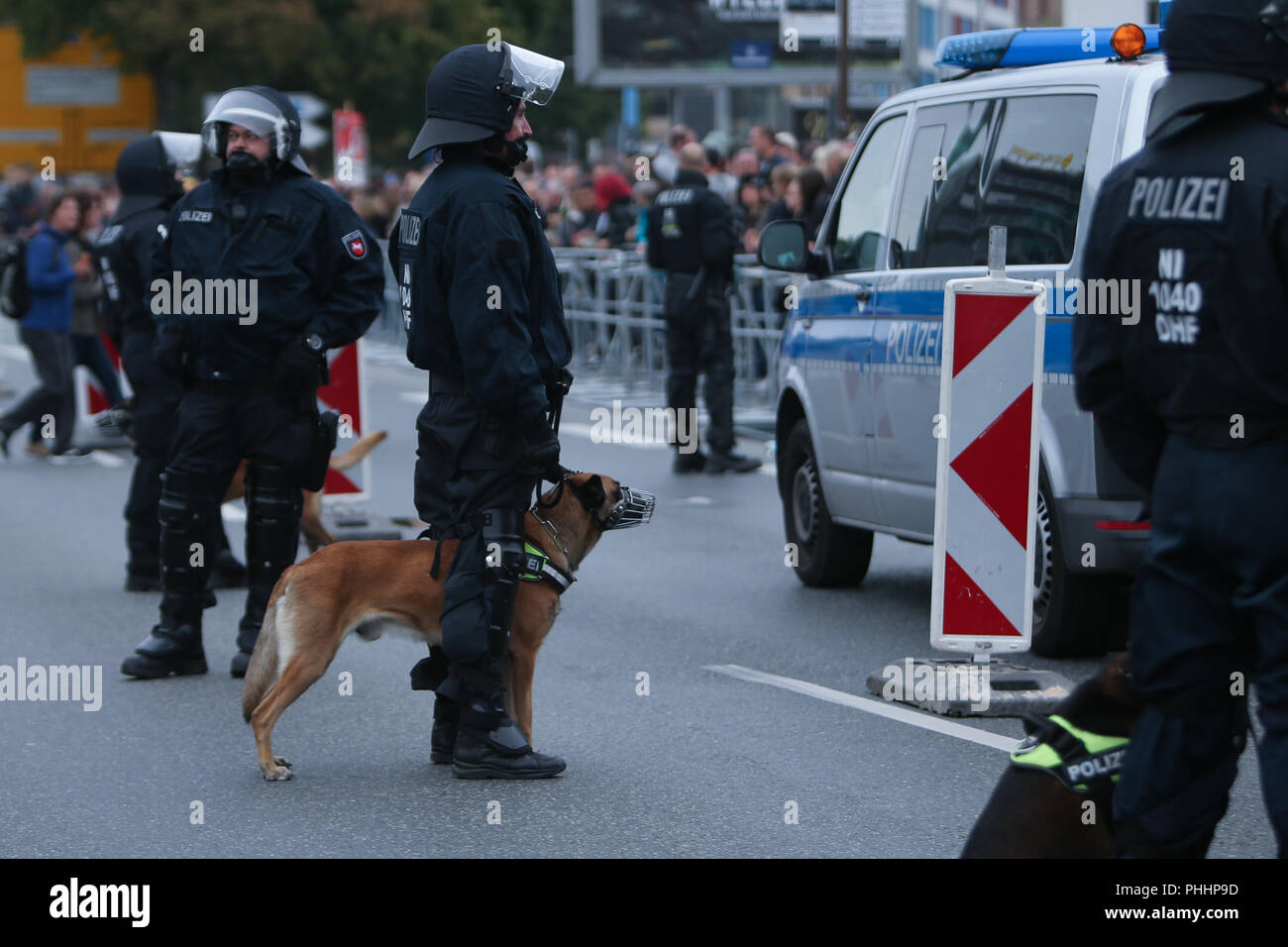 Chemnitz, Allemagne. Du 1er septembre 2018. La garde des policiers de l'emplacement de manifestation à Chemnitz, Allemagne de l'Est, le 1er septembre 2018. Autour de 8 000 personnes sont descendues dans les rues en allemand ville Chemnitz le samedi, y compris les partisans du parti de droite l'AfD et les initiatives xénophobes, et les gens qui protestent contre la xénophobie, l'agence de presse allemande (DPA) ont été déclarés. Crédit : Kevin Voigt/Xinhua/Alamy Live News Banque D'Images