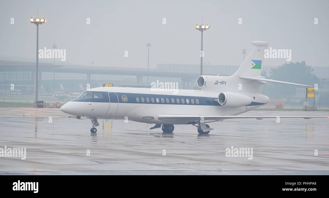 Beijing, Chine. Sep, 2018 2. L'avion avec le Président Ismail Omar Guelleh de Djibouti à bord arrive à l'Aéroport International de la Capitale à Beijing, capitale de Chine, le 2 septembre 2018. Ismail Omar Guelleh est ici pour assister au prochain Sommet de Beijing du Forum sur la coopération sino-africaine (FCSA). Credit : Cai Yang/Xinhua/Alamy Live News Banque D'Images