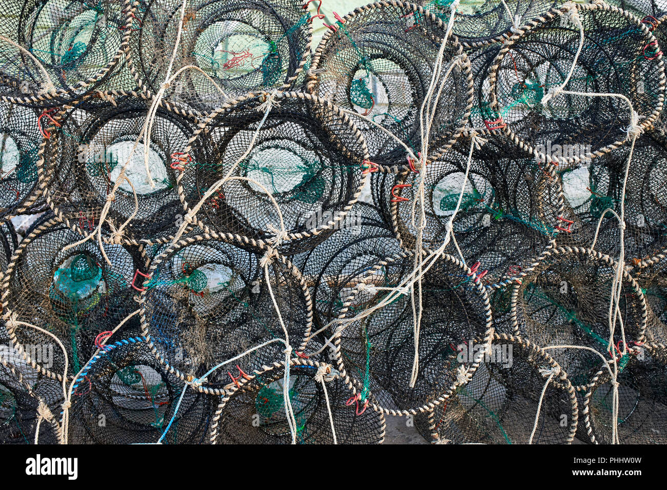Baie de Haeundae, Busan, Corée. Pieux empilées de filets de pêche. Banque D'Images
