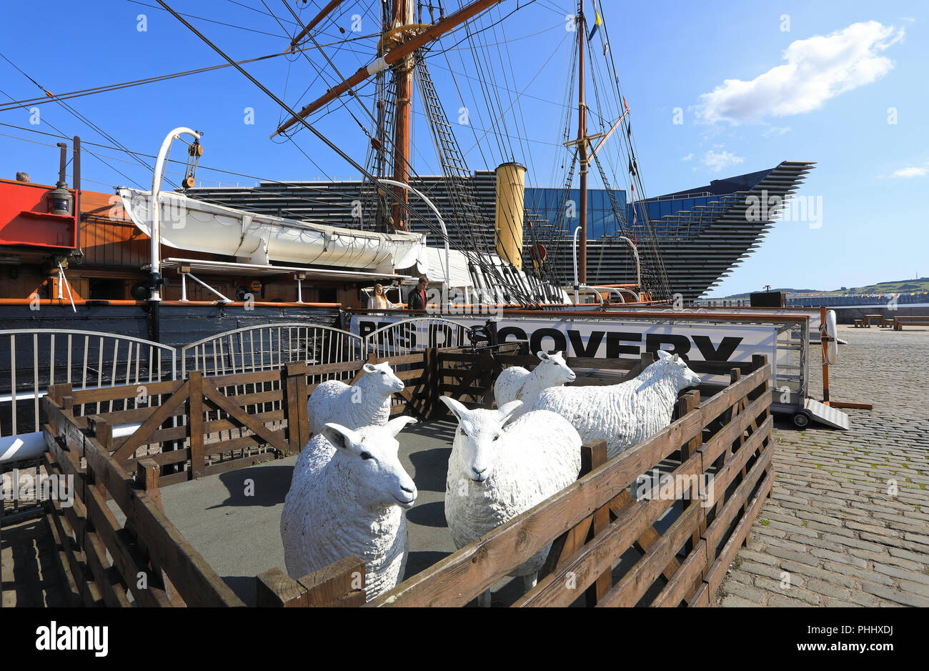 Le navire RRS Discovery avec Kengo Kuma de neuf V&A Dundee derrière, sur le secteur riverain de la ville, en Ecosse, Royaume-Uni Banque D'Images