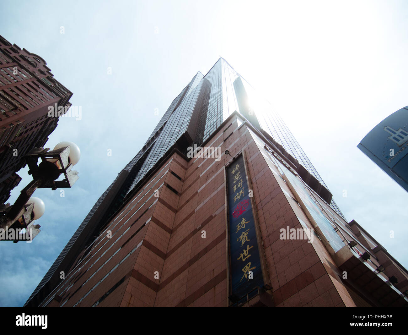 Regardant vers le haut la Tuntex Sky Tower 85 à Kaohsiung avec ciel nuageux ciel bleu et soleil Banque D'Images