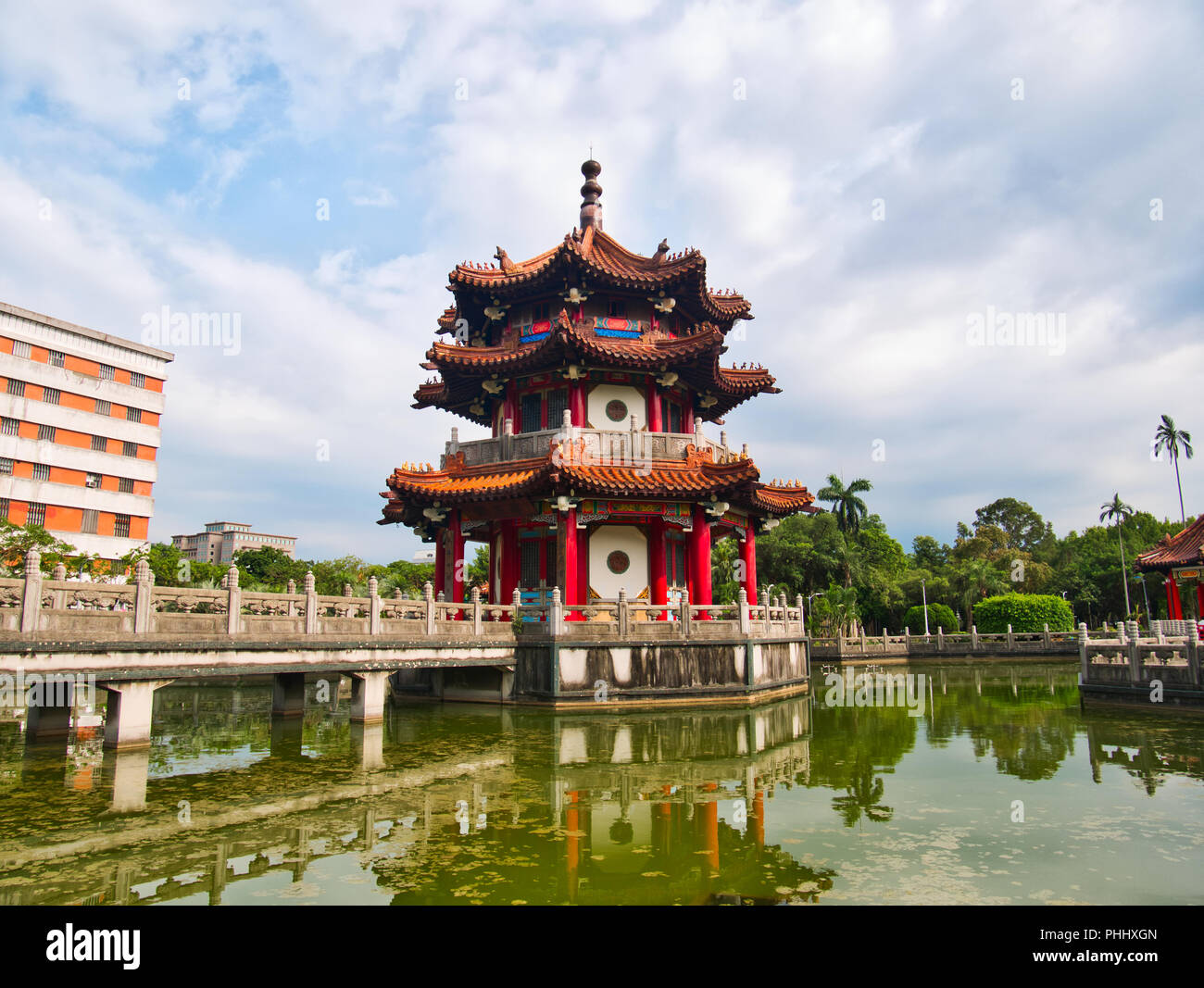 La pagode de style chinois et pont dans l étang à Taipei 228 Peace Memorial Park Banque D'Images