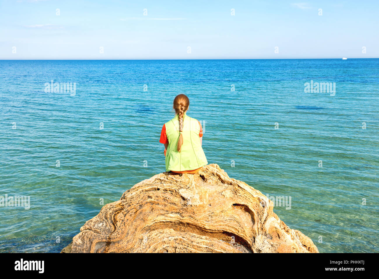 Personne Assise Sur Un Rocher Banque De Photographies Et Dimages à Haute Résolution Alamy 