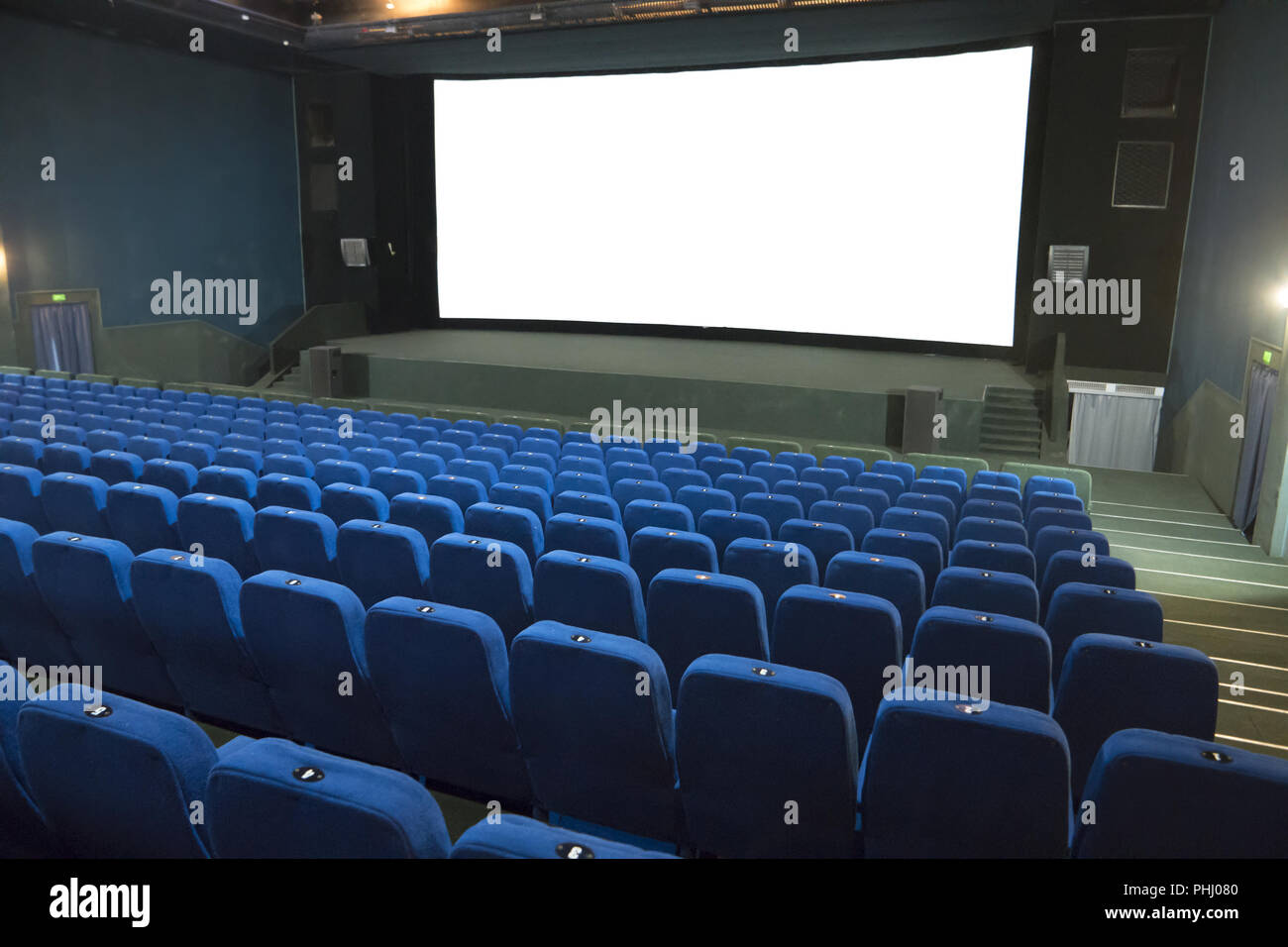 Film vide cinéma avec sièges bleu de raws Banque D'Images