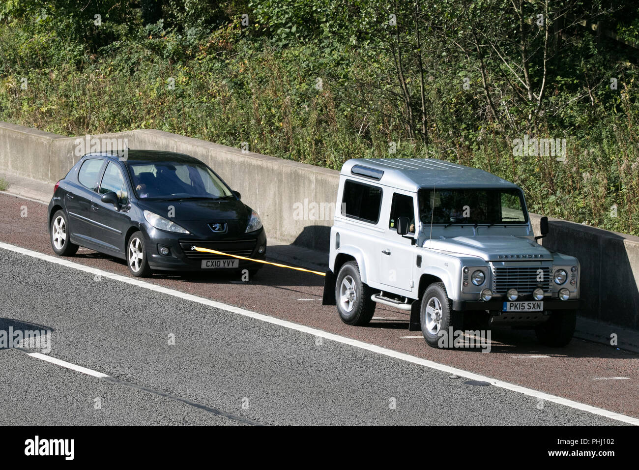 Silver Land Rover Defender 90 TD XS, spécialiste, l'avenir de collection voitures anciennes sur la M6 à Lancaster, UK Banque D'Images