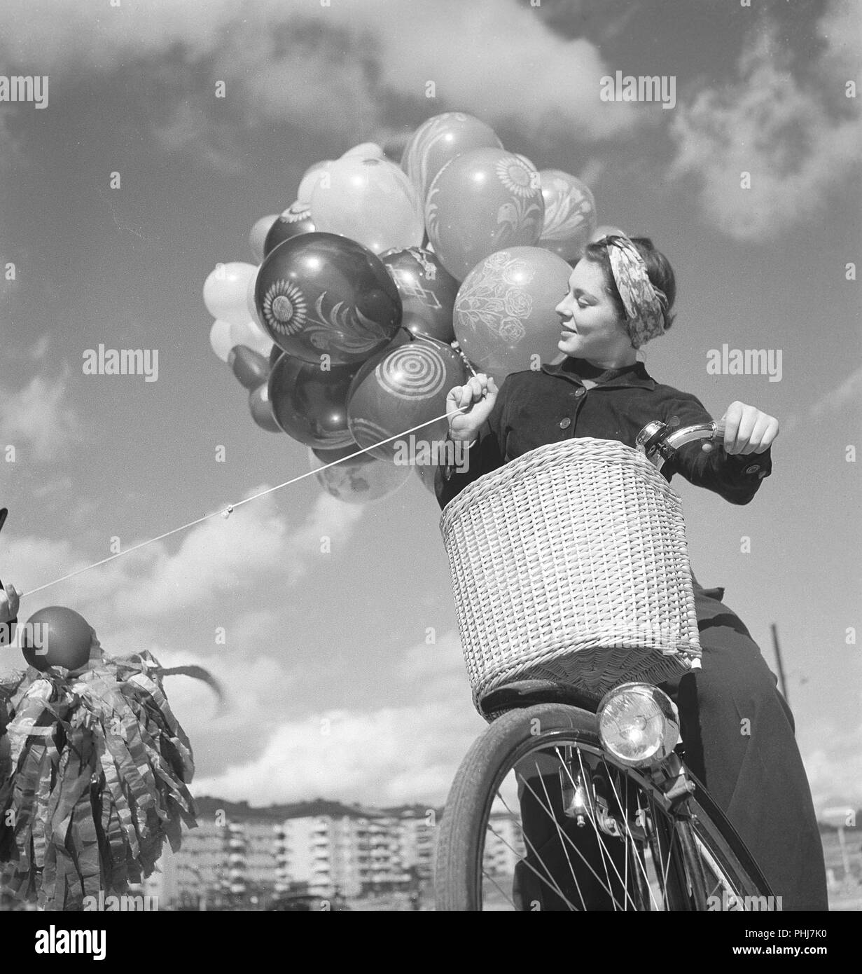 1940 femme sur un vélo. L'actrice suédoise Viveca Lindfors sur son vélo holding balloons. La Suède d'août 1940. Kristoffersson 159-31 Photo Banque D'Images