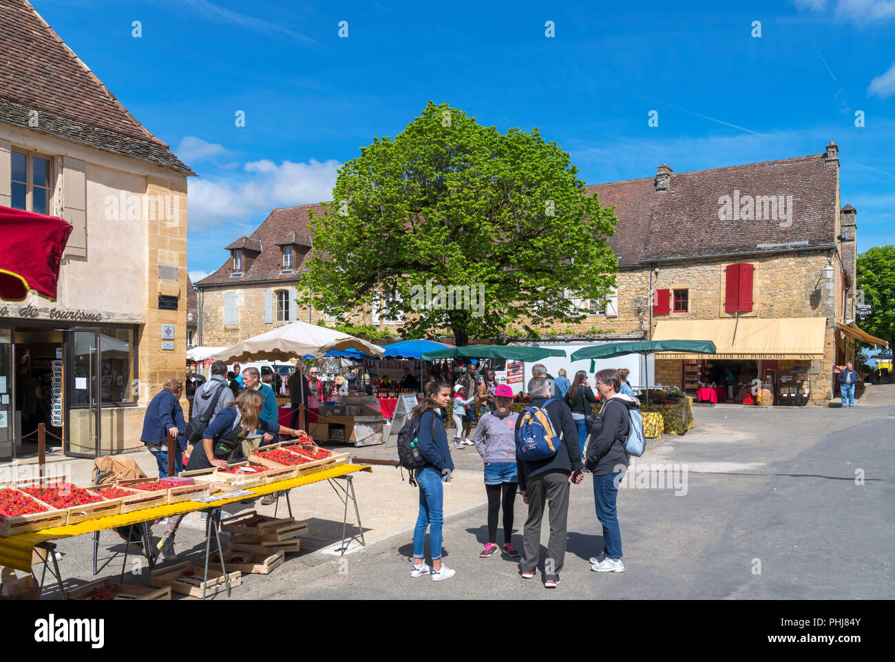 Sur le marché de tourisme Place de la Halle, de la vieille ville historique de Domme, Dordogne, France Banque D'Images