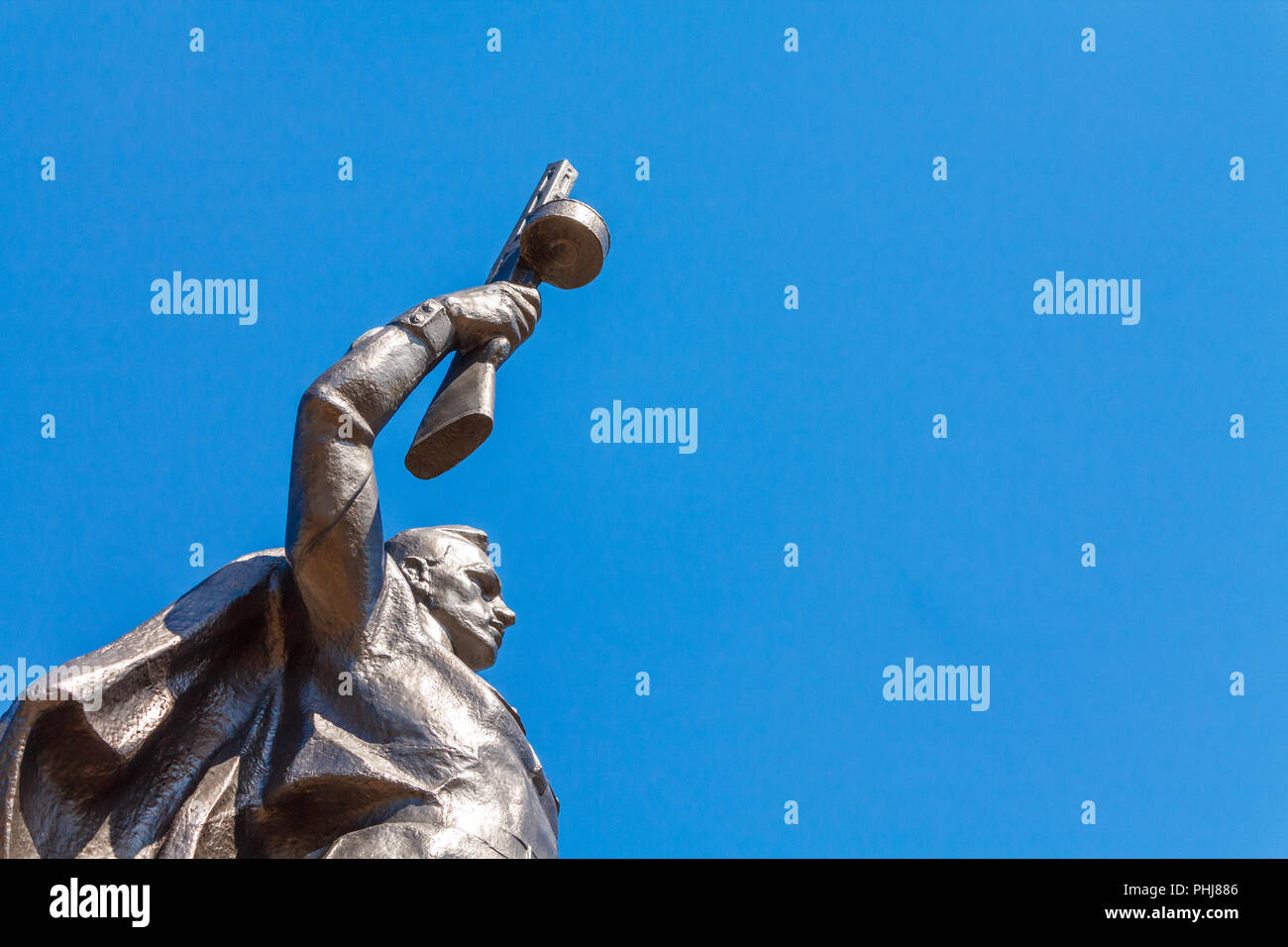 Monument à un soldat soviétique avec une mitraillette dans la main d'un participant à la Seconde Guerre mondiale, avec l'exemplaire de l'espace. Banque D'Images