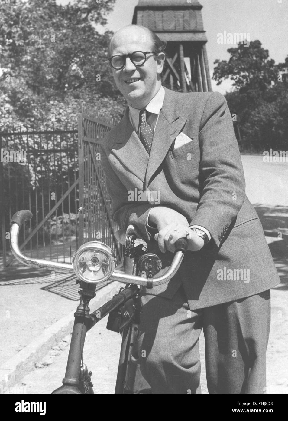 1940 l'homme avec son vélo. Thore compositeur Ehrling sur Skansen museum avec son vélo. Suède 1948 Banque D'Images